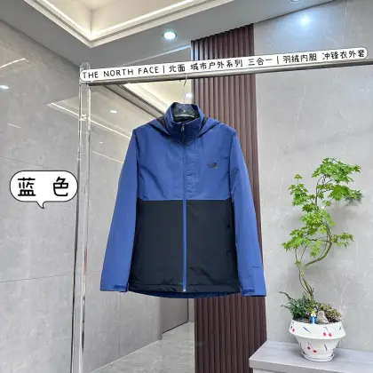 【G版纯原】THE NORTH FACE|北面 城市户外系列 三合一|羽绒内胆 冲锋衣外套 以下是关于THE NORTH FACE北面城市户外系列三合一羽绒内胆冲锋衣外套的介绍: 品牌与设计 • 经典品牌:北面作为拥有悠久历史的户外知名品牌,一直以专业的品质和创新的设计,为户外爱好者提供可靠的装备,这件冲锋衣也不例外,是品牌卓越品质的体现. • 时尚外观:融合城市时尚与户外机能元素,简约设计风格,能够轻松适配各种城市户外场景,无论是日常通勤、逛街还是户外运动,都能展现独特的风格. 材质与性能 • 外层面料:采用DRYVENT®科技面料,由双层尼龙与微孔膜复合而成,具备优秀的防水、防风和透气性能. • 羽绒内胆:填充550蓬松度的RDS认证鹅绒,绒朵大、蓬松度高,能有效阻挡冷空气,为身体提供温暖的呵护. • 防风细节:下摆抽绳调节系统可快速收紧,防止冷风灌入;魔术贴袖口设计,可根据需求调节松紧,增强防风效果. 功能与细节 • 多场景适配:立体剪裁风帽兼容头盔,方便在进行登山、骑行等需要佩戴头盔的运动时使用;反光徽标增强了夜间的辨识度,提高在低光照环境下的安全性. • 便捷收纳:腋下透气拉链,在运动过程中可快速散热排汗,保持身体干爽舒适.可拆卸的羽绒内胆,可单独作为一件轻薄羽绒服穿着,也可与外层冲锋衣搭配,适应不同的天气和活动需求. • 穿着舒适:抓绒内衬插手袋可存放暖手宝等小物件,为双手提供温暖;内胆接缝处采用八线锁边工艺,经多次机洗测试未出现跑绒现象,保证了产品的耐用性和穿着体验.